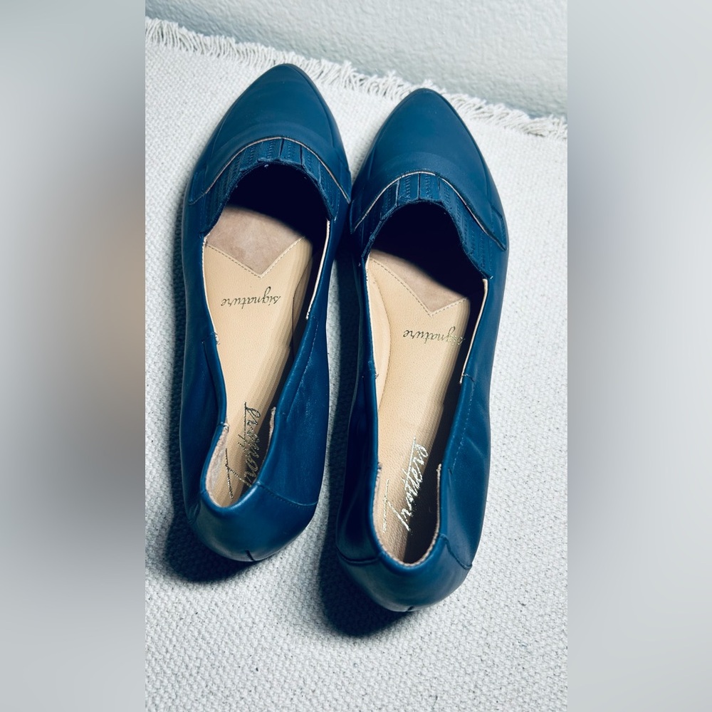 Trotters Classic Navy Flats - Picture 5 of 13